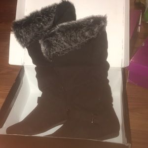 Black suede boots with fur